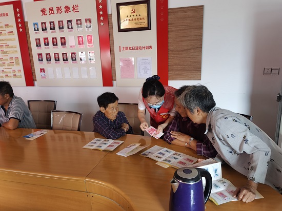 杭州银行志愿工作服务人员教老年人识别真假币.jpg