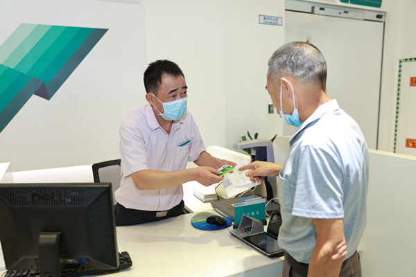 农行绍兴分行为老年客户提供优质服务_副本.jpg