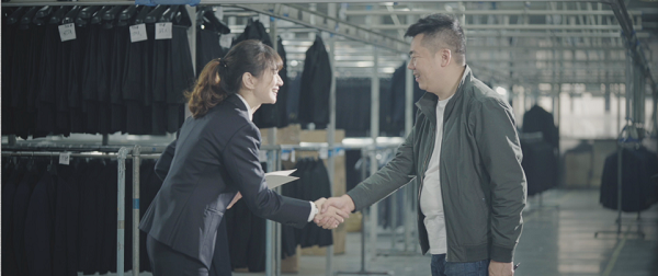 图为华夏银行温州分行工作人员服务企业.jpg