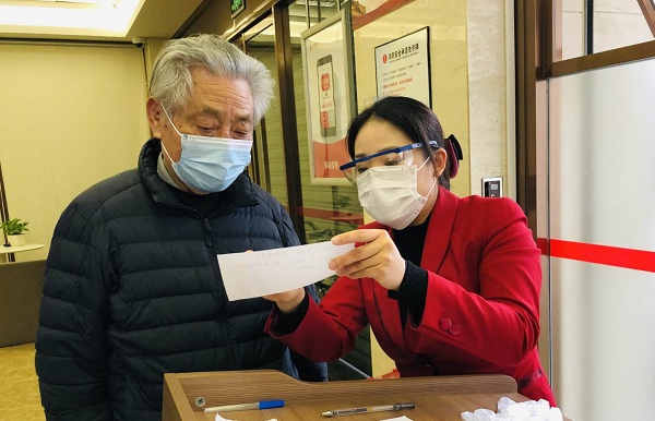 图为华夏银行温州分行工作人员指导客户办理业务.jpg