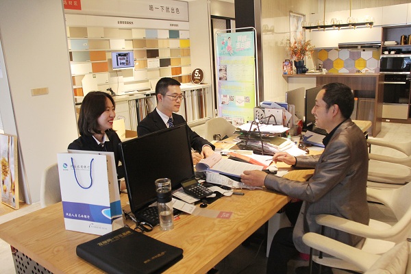 配图-客户经理走访建材商铺，了解经营情况2.jpg