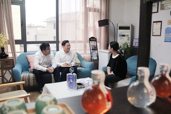 配图-客户经理走访民宿，了解经营情况1.jpg