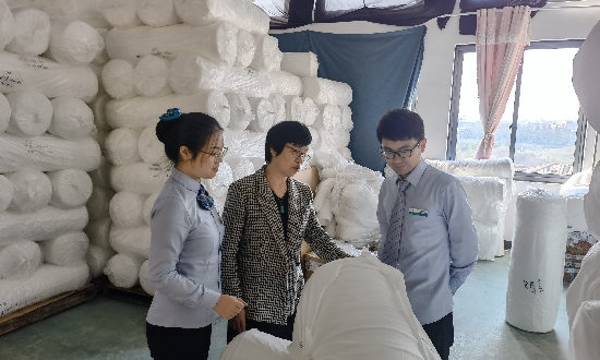 农行绍兴分行客户经理走访信正纺织品有限公司，上门了解经营情况2_副本.jpg