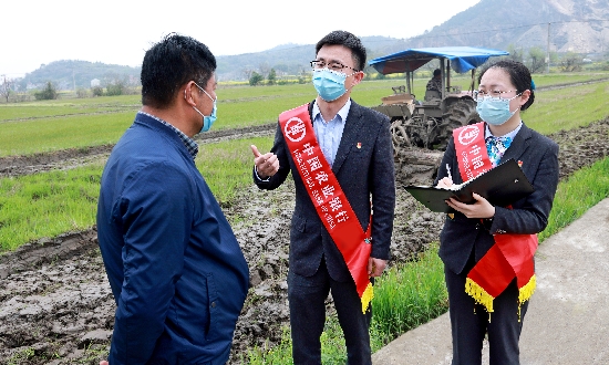 农行绍兴分行工作人员到田间地头了解金融需求_副本.jpg