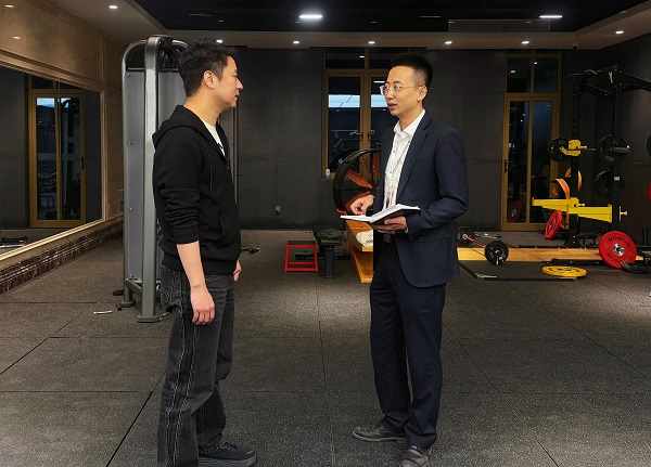 二十四小时健身房走访  刘奕奕摄.jpg