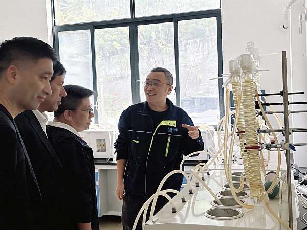 图为客户向我行员工介绍厂区设备 绍兴分行吕卓婷摄.png